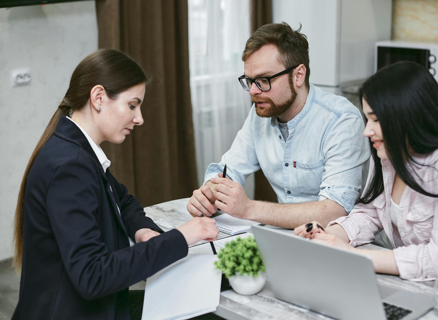 Top Benefits of Working With a Financial Consultant